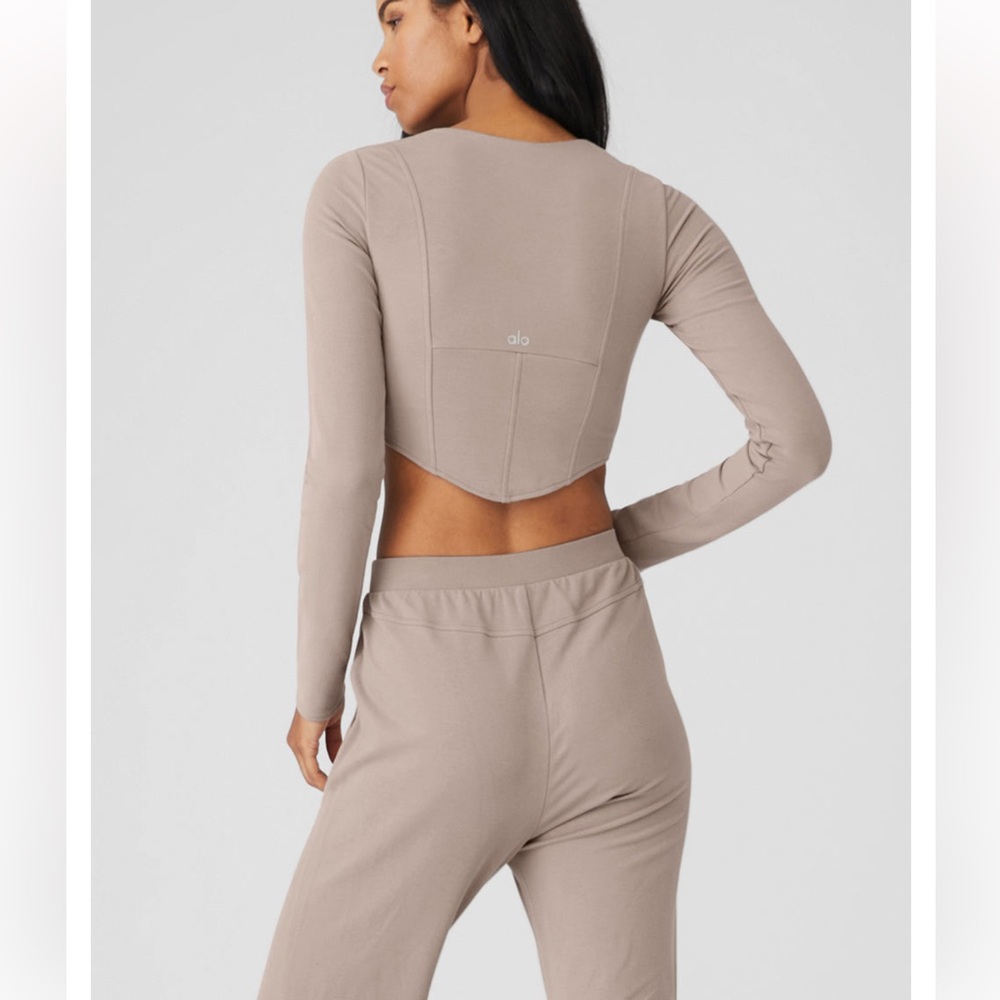 NWT Alo Yoga Taupe Sculpt Set Soft Corset Long Sleeve Top and Ruched Soft Pants - Picture 2 of 9